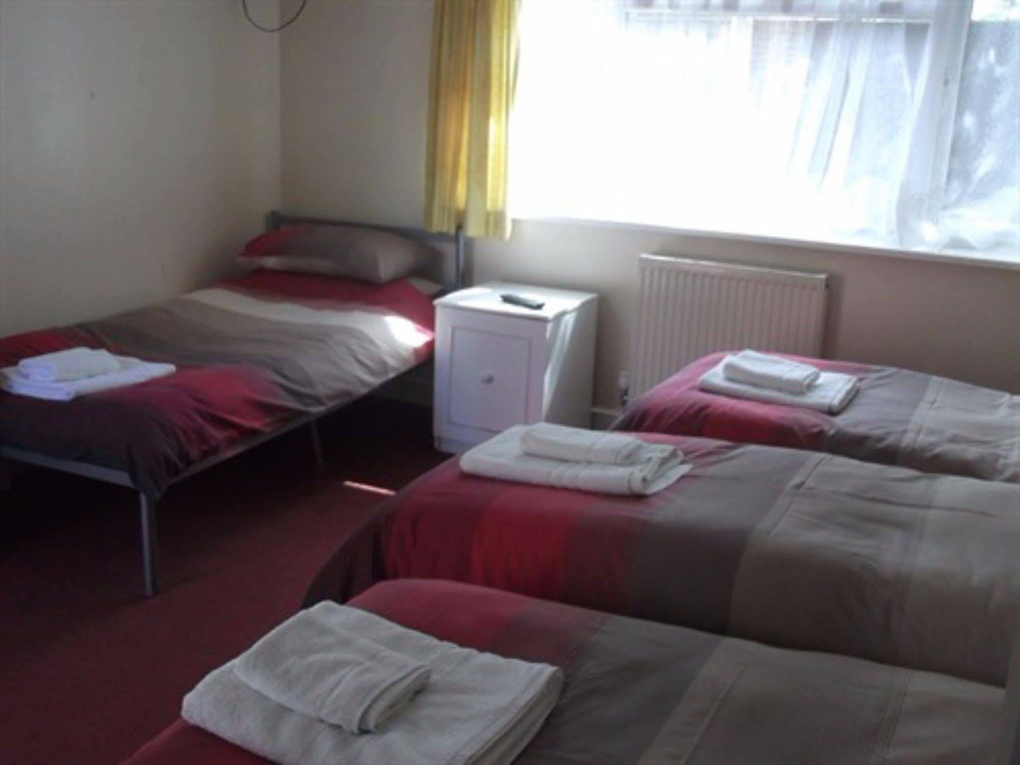 The Compasses Hotel Челмсфорд Екстериор снимка